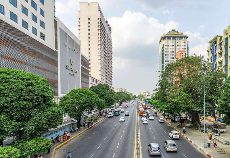 Đường phố thành phố đông đúc tại Yangon