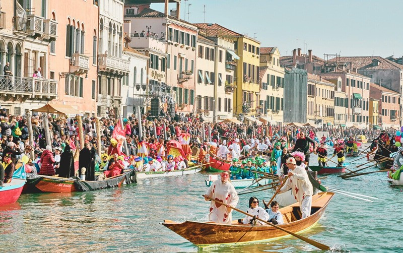 Không khí lễ hội hóa trang vào tháng 11 ở Châu Âu