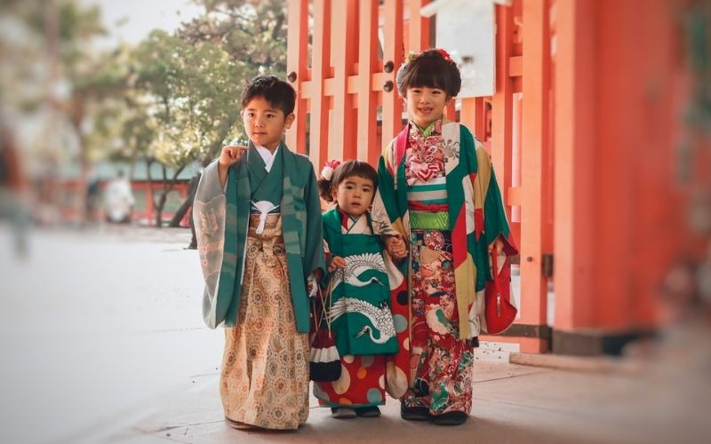 Các bé mặc bộ kimono để cầu nguyện sức khỏe và hạnh phúc  Các bé mặc bộ kimono để cầu nguyện sức khỏe và hạnh phúc