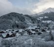 Ngôi làng phủ đầy tuyết ở Pháp, dãy Alps
