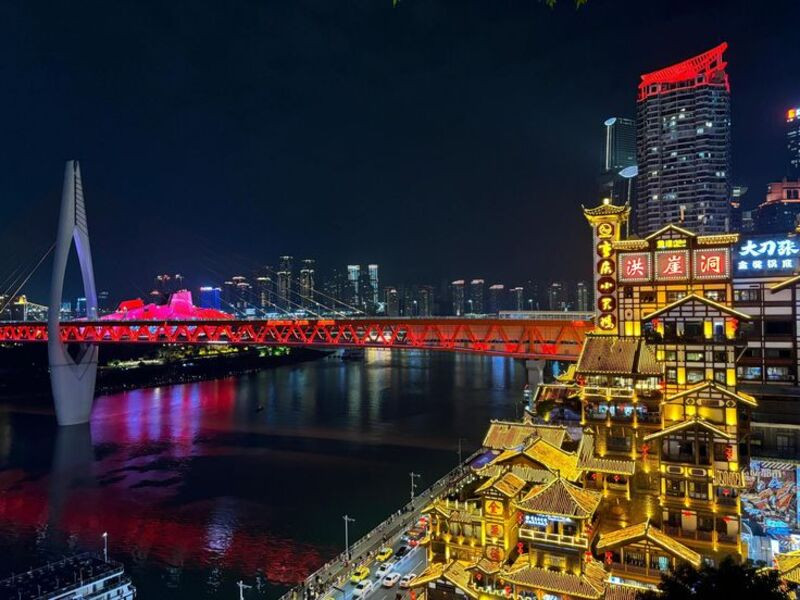 Hồng Nhai Động nằm cạnh sông Gia Lăng huyền ảo