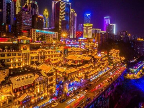 Hồng Nhai Động về đêm rực rỡ ánh đèn