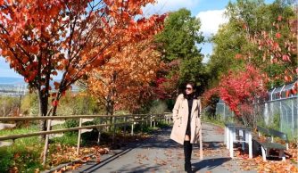 Check-in mùa lá đỏ với outfit hài hòa cùng thiên nhiên